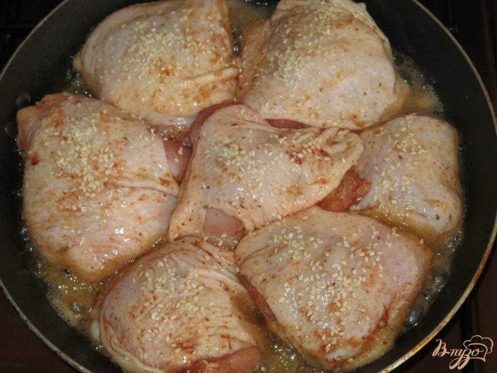 Сколько жарить бедра на сковороде по времени. Бедрышки куриные жареные. Бедрышки куриные на сковороде. Бёдра куриные на сковороде с корочкой. Жареные куриные бедра на сковороде.