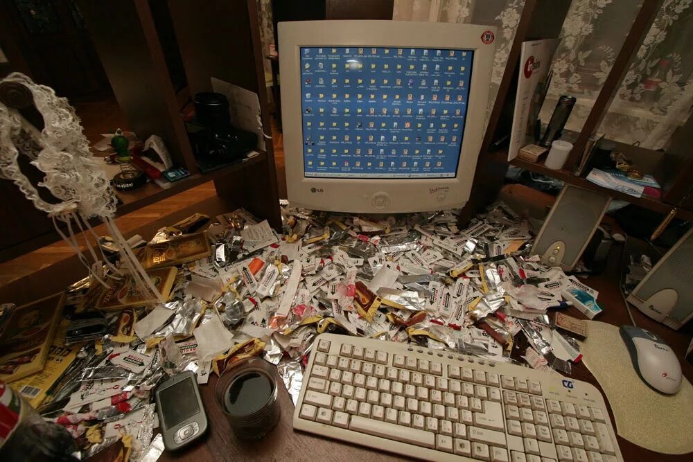 Разбил пк. Разбитый компьютер. Грязный компьютерный стол. Грязный компьютер.