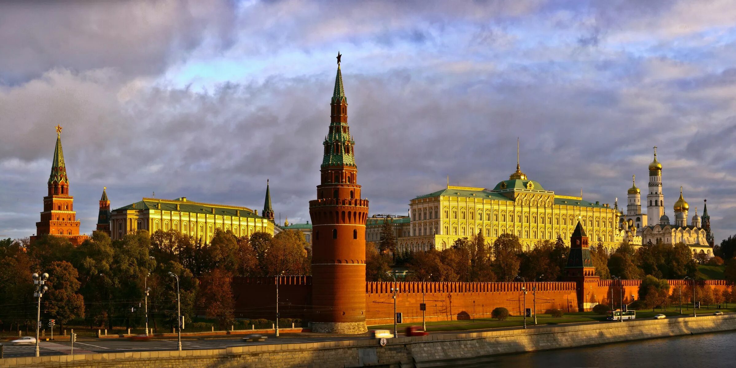 Московский Кремль Moscow Kremlin. Московский Кремль – самая большая в мире Средневековая крепость.. Кремлевский ансамбль в Москве. The world kremlin