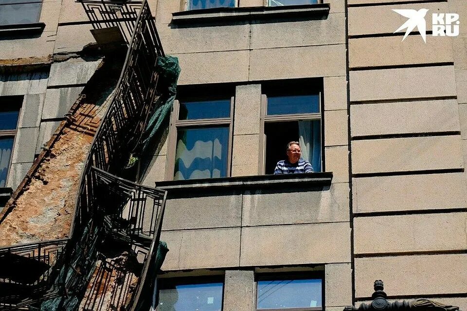 Балкон хрущевка. Отвалился балкон. Упавший балкон. Упавший балкон. Обвалился балкон.