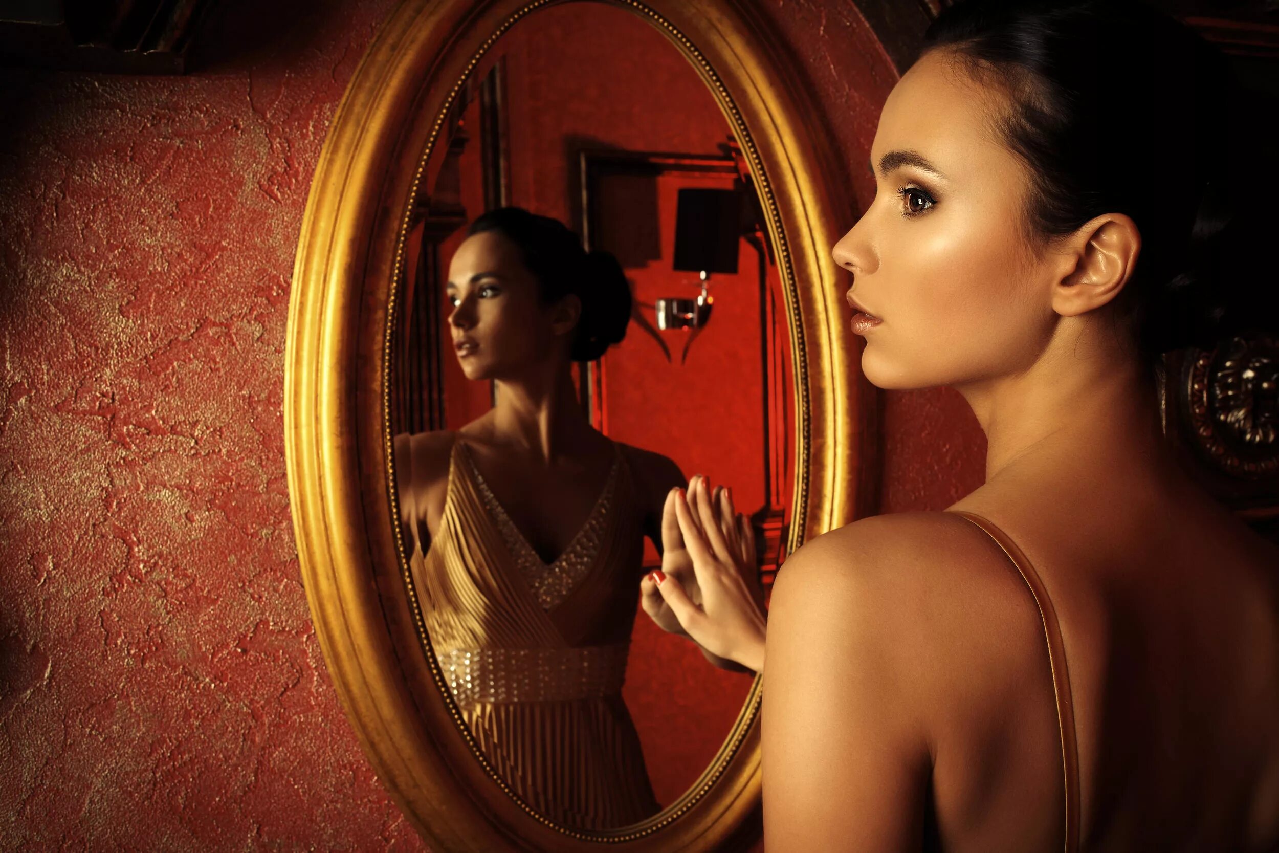 Женщина передхеркалом. Левушка перед зеркалом. Женщина смотрится в зеркало. Отражение в зеркале.