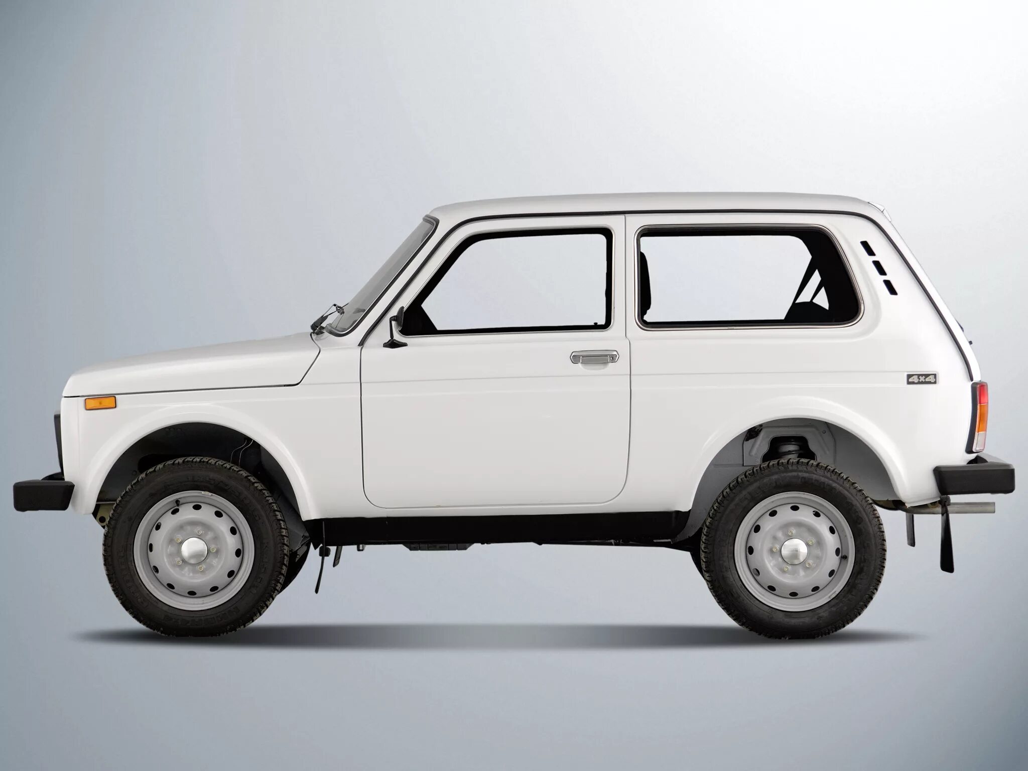 Сколько есть нива. Нива 2121 и Нива 21213. Lada Niva 3d. ВАЗ 2121 С боку.