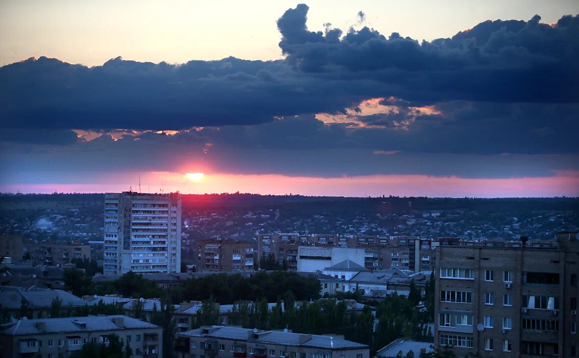 Рубежное сейчас. Парад победы в луганске. Памятники защитникам луганска. День победы луганск. Танк памятник луганск народная республика.
