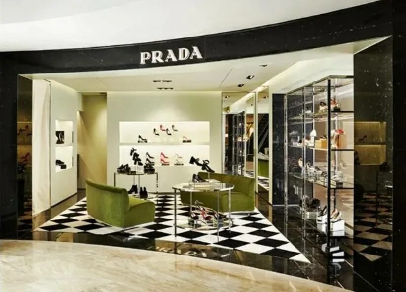 Prada shopping. Бутик прада в москве 2002. Бутик прада гум. Prada италия. Prada shopping.