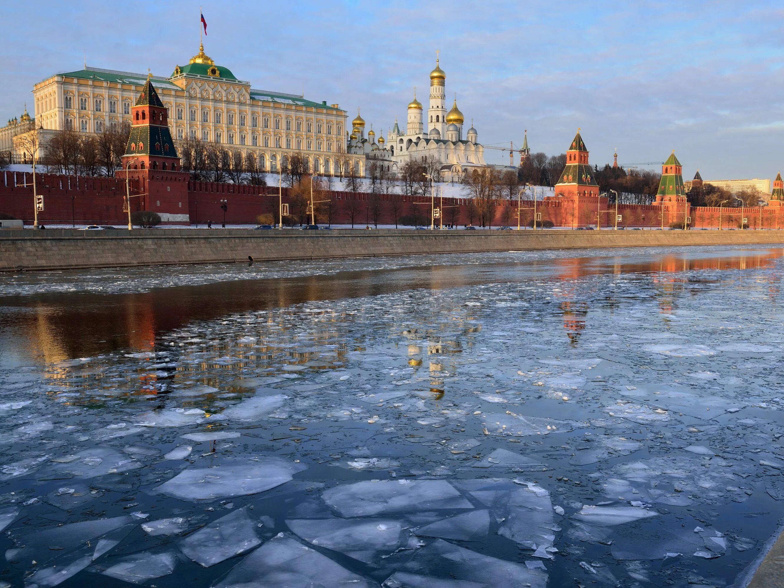 Какие реки протекают у московского кремля. Реки Москвы. Москва весной. Москва река весной.