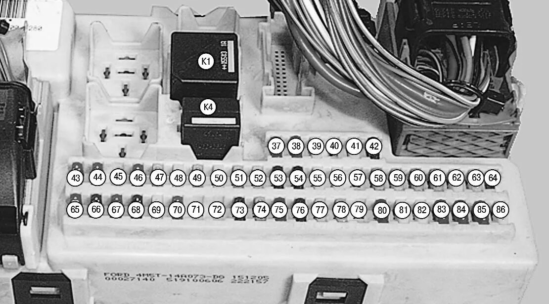 Блок реле Форд фокус 2. Монтажный блок Форд фокус 2 2006. Блок предохранителей Форд фокус 2 рест. Блок предохранителей и реле Форд фокус 2. Предохранители форд фокус 2006 года