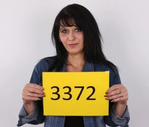 реал кастинг. девушки с желтой табличкой кастинг. Radka 2742. реал кастинг. Romana 6297 casting.