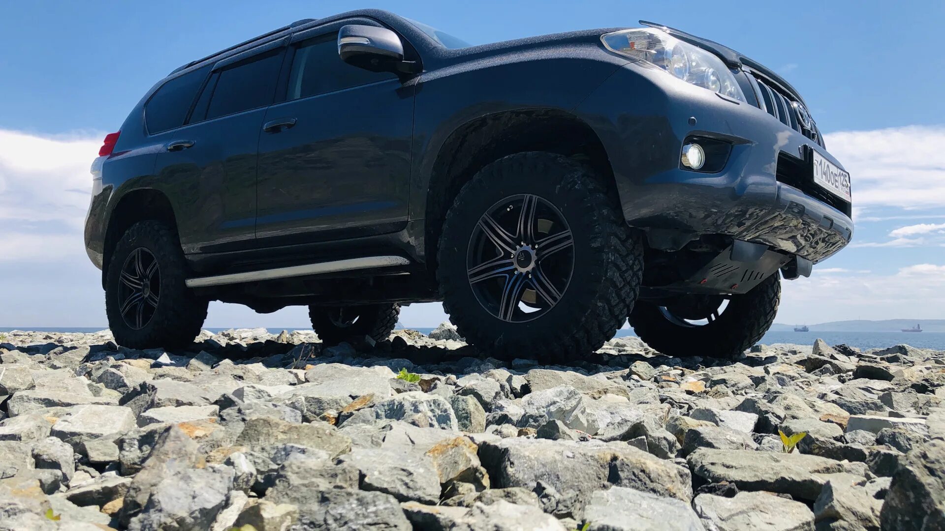 Toyota land cruiser prado диски r20. Диски toyota prado r20 black. Тойота ленд крузер прадо 150 на 20 дисках. Колесо ленд крузер прадо 150. Toyota land cruiser prado на 20 колесах.