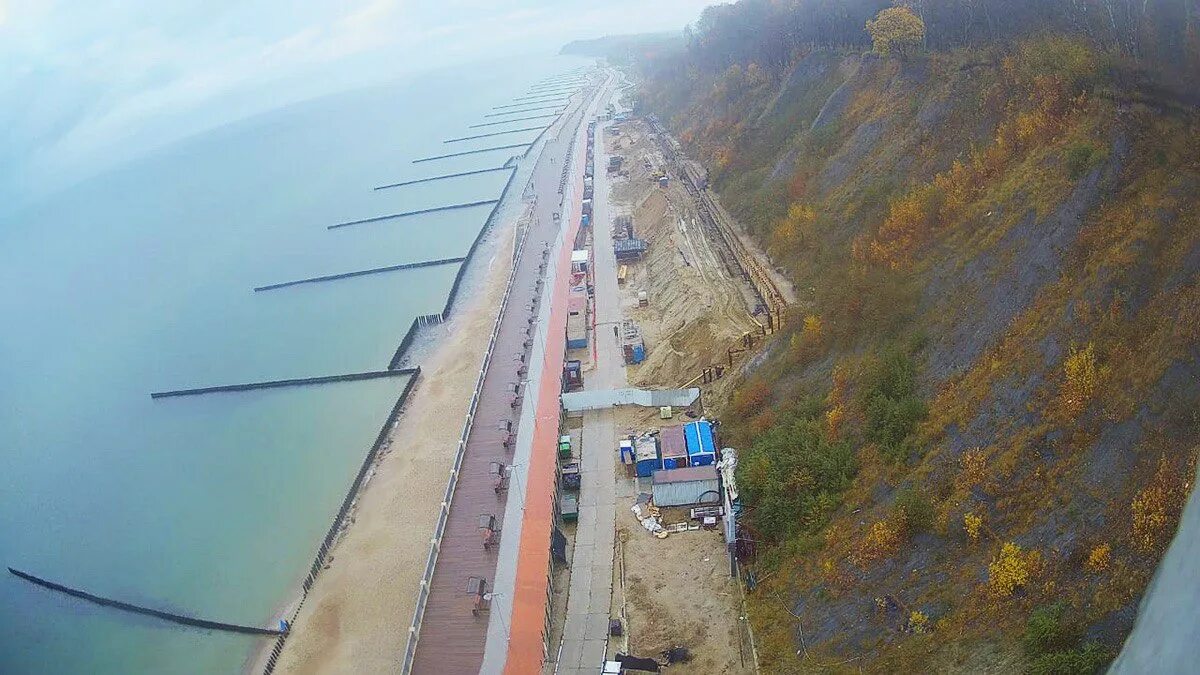 Береговой склон. Вид на берегоукрепление в Светлогорске. Прибрежный склон. Реконструкция береговой линии Светлогорск.