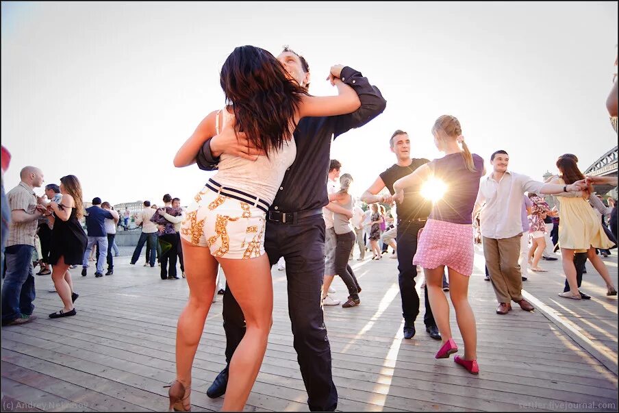 зумба. зумба фитнес. танцы для девушек москва. танцы на улице. парк горького бачата.