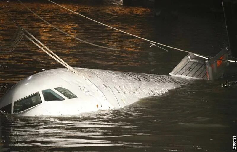 Hudson river plane crash. Затонувший Airbus а300. А320 Гудзон. Тонущий самолет. Самолет на воде.