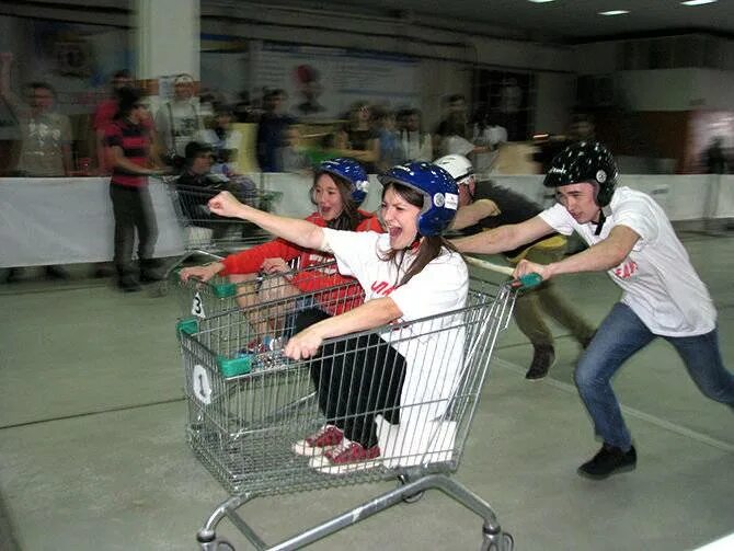 Кататься на тележке в супермаркете. Катание на тележке из супермаркета. Человек в тележке из супермаркета. Гонки в супермаркете на тележках.