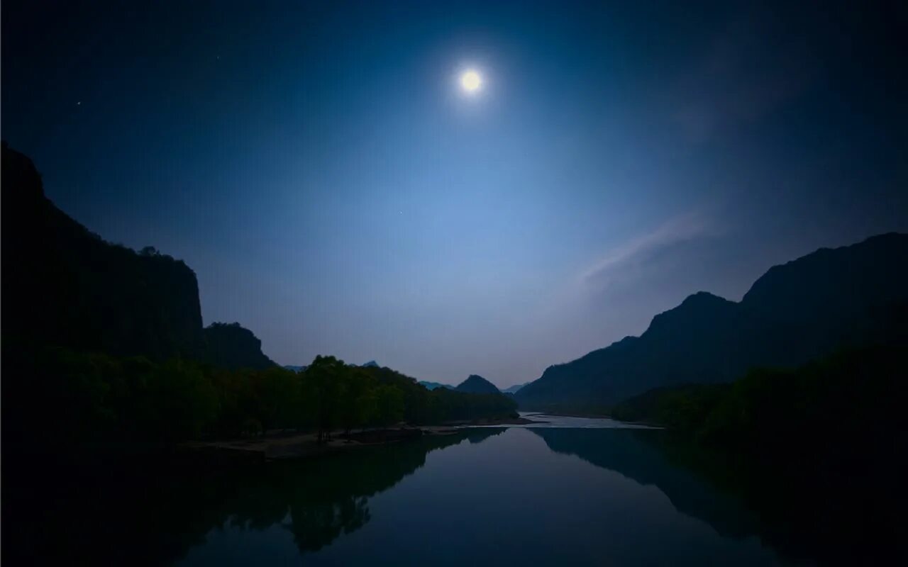 Ночь реки вышли. Лунный свет над Фирвальдштетским озером. Фирвальдштетское озеро в лунную ночь. Фирвальдштетского озера в лунную ночь. Фирвальдштетское озеро ночью.