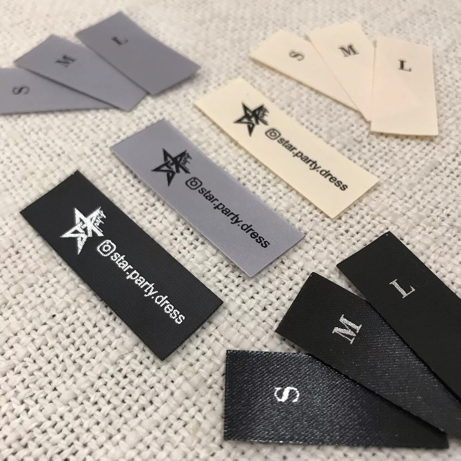 Фирменные бирки на одежду. Шильдик на одежде. Пришивные бирки. Металлические шильды с логотипом. Металлический шильд.