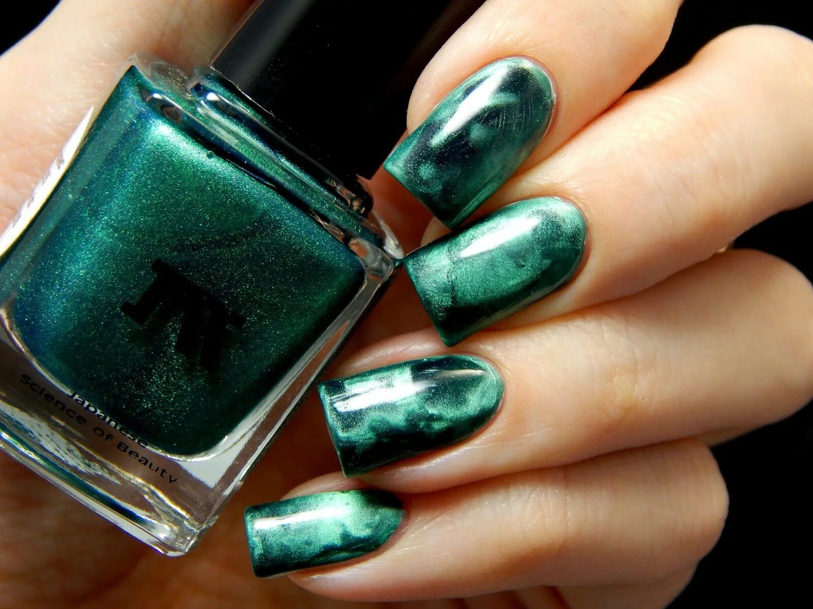 Маникюр с зелёными блёстками. Маникюр зеленый изумруд. Лак изумруд гель изумруд. Шеллак малахит шиммер. Темно зеленые ногти.