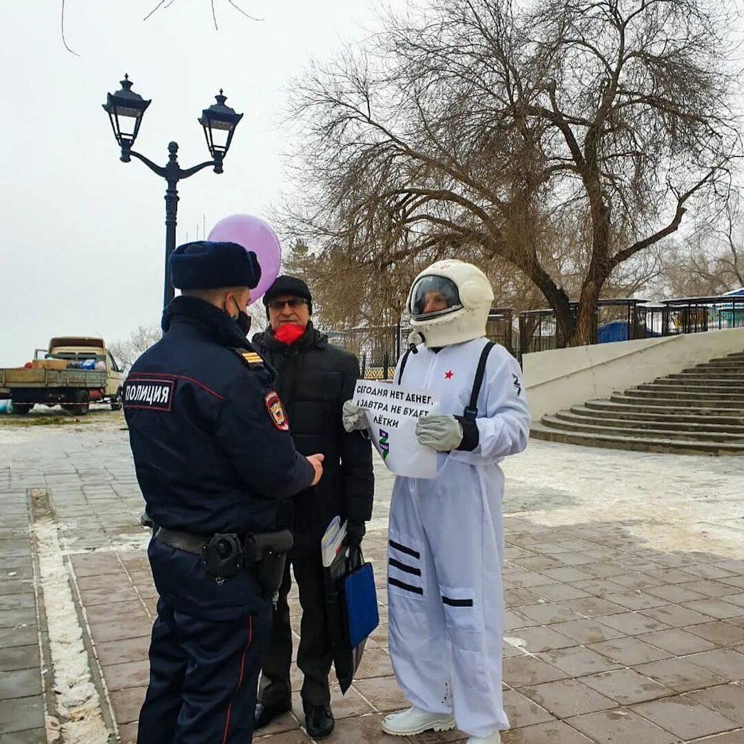 Теракт в оренбурге сегодня. Космонавты Оренбурга. Полиция Гагарина. Полицейские на Гагарина. Полиция Гагарин.