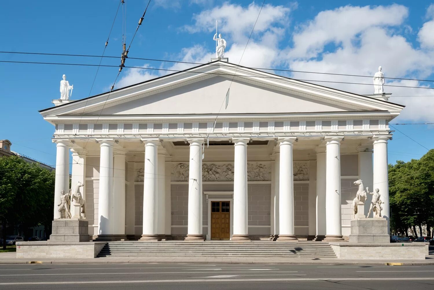 У здания музейно выставочного центра установлен мемориал