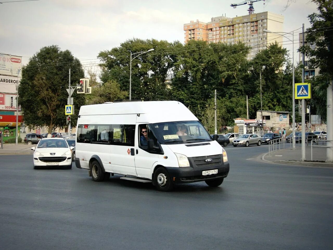 Автобус 7 т. Маршрутка. Микроавтобус на остановке. Маршрутка фото. Маршрутка 3т Пермь.