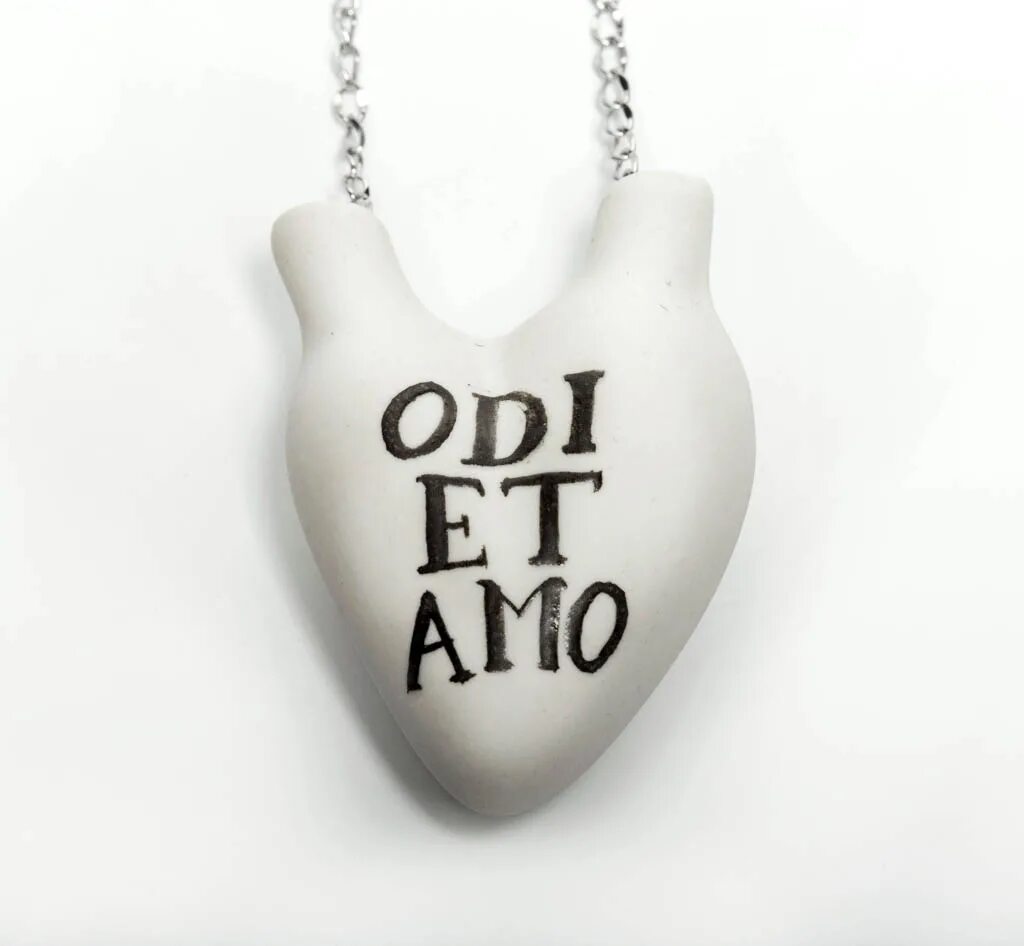 Et amo. Odi et amo. Odi et amo. Et amo. Et amo.