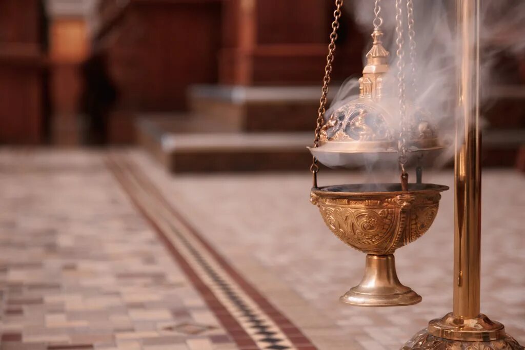 О кадиле и ладане. Кадильница для ладана. Кадило и ладан. Церковный фимиам. Кадило католическое.