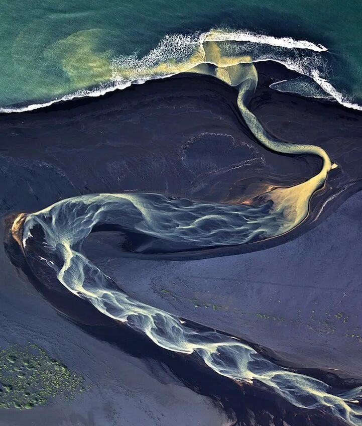 Невероятные похожие. Исландия желтая река черный песок. Река море. Удивительная природа. Необычное море.