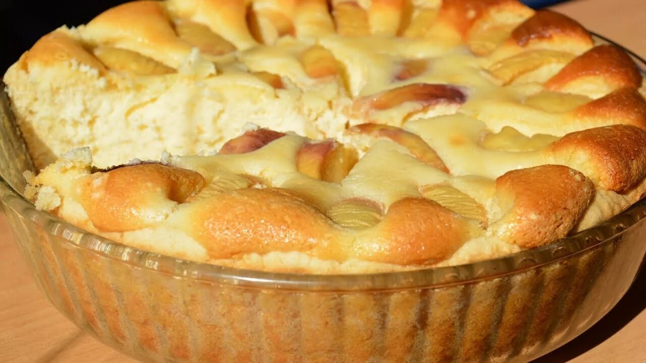 Творожно яблочная выпечка. Пирог с творогом. Пирог с творогом и яблоками. Творожный пирог с яблоками.