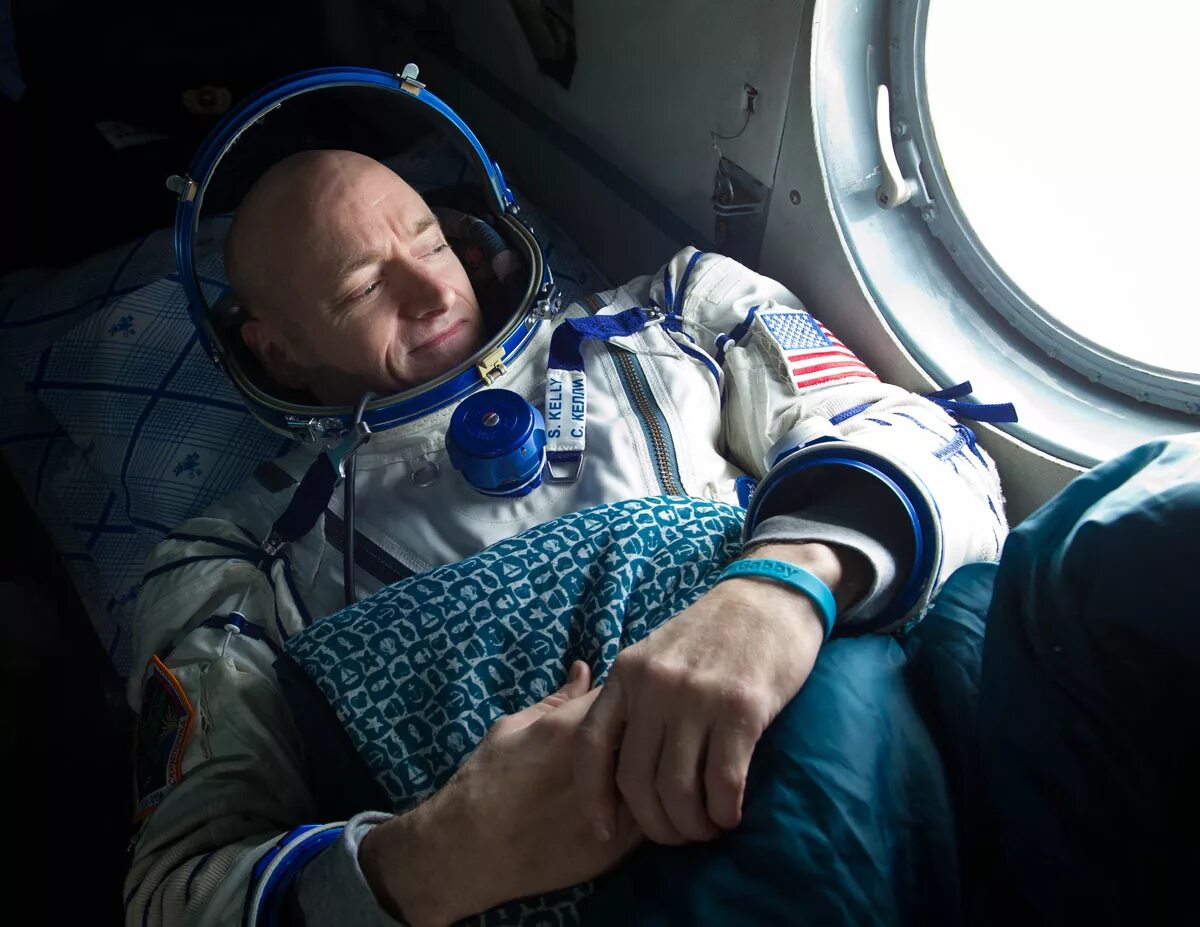 Какие люди становятся космонавтом. Скотт Келли астронавт. Космонавт в космосе. Человек в космосе. Космонавт в ракете.
