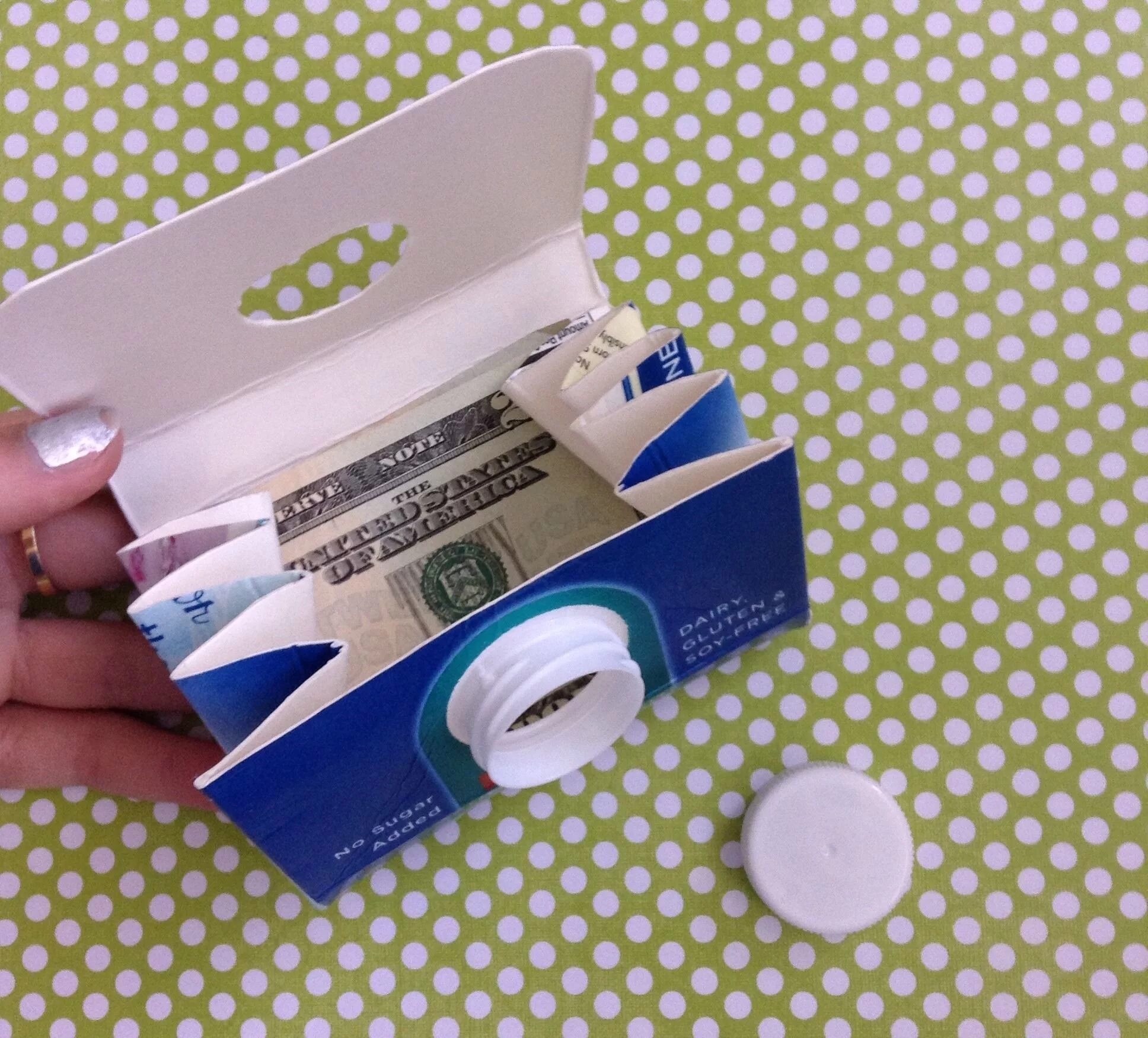 Декор коробки для мелочей. Как пользоваться коробочкой. Как пользоваться коробочкой. Чемоданчик из бумаги. Украшение картонной коробки.