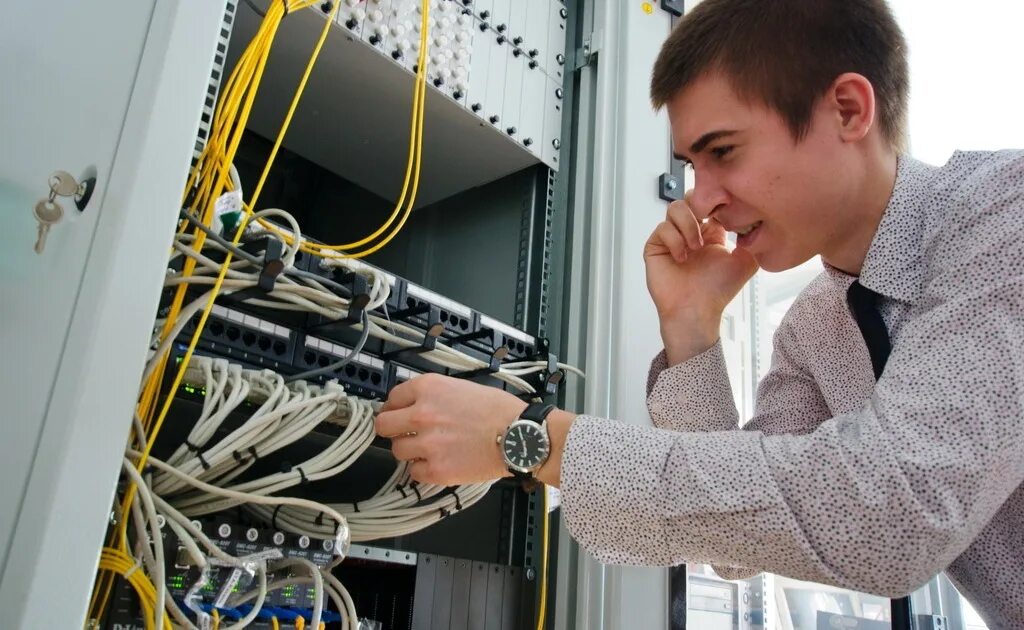 Оператор информационных систем профессия. Системный администратор. сетевое и систе ное администрирование. компьютерные системы и комплексы. наладчик компьютерных сетей.