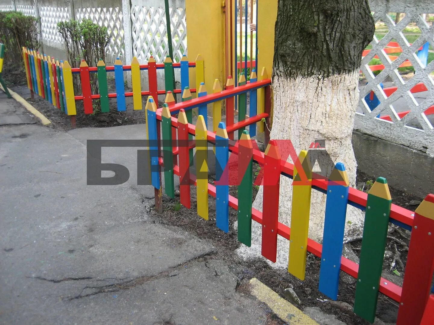 Детскую площадку планируется огородить заборчиком найдите