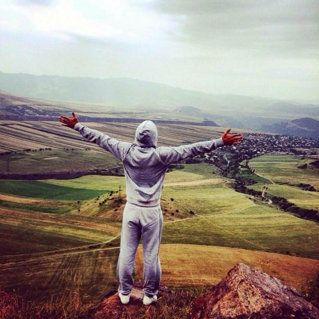 Куртка норт фейс офники. Горнолыжник в маске. Пацан на фоне гор. Горы горнолыжная маска. Эстетика путешествий с собакой.