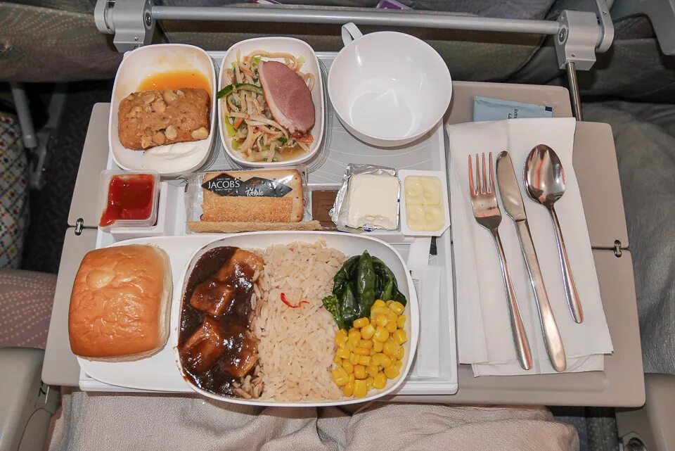 Самолете дают еду. Еда в самолете. Обед в самолете. Горячее питание в самолете. Питание в аэропорту.