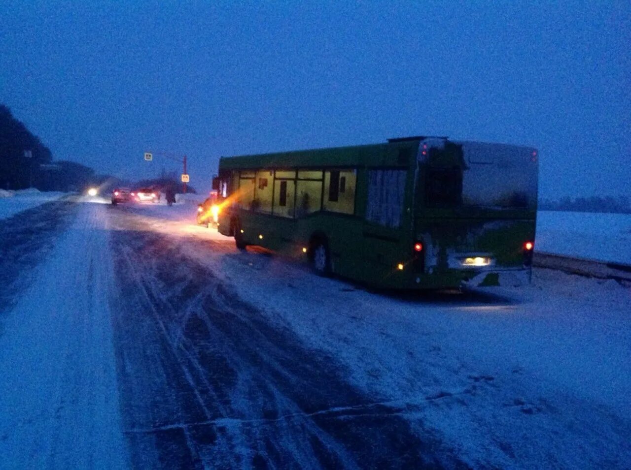 Автобусы межгород кемерово. Автобус на Кемеровской трассе. Пригородный автобус на трассе. Автобус зимой в Кемерово. Междугородный автобус Новокузнецк.