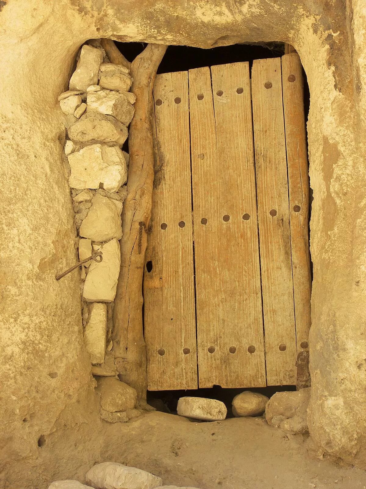 Первым входит в дверь. Двери в древности. Исторические двери. Античная деревянная дверь. Самая древняя дверь.