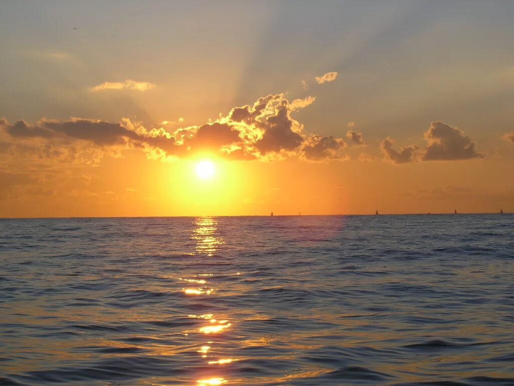 Ваше солнце ваше море. Счастье солнце. Счастливая девушка. Рассвет на море. Рассвет в анапе.