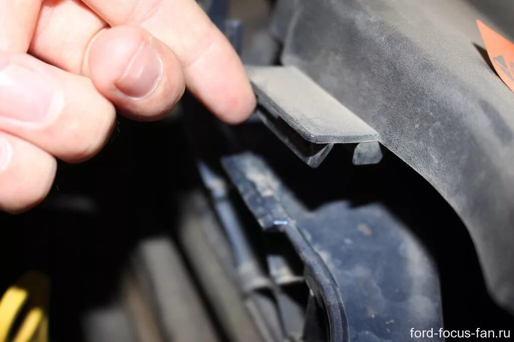 Как снять решетку радиатора фокус 2. Решетка радиатора ford focus 2. Фокус 2 питоны решетки радиатора. Снятие решетки радиатора форд фокус 2. Как снять решетку радиатора фокус 2.