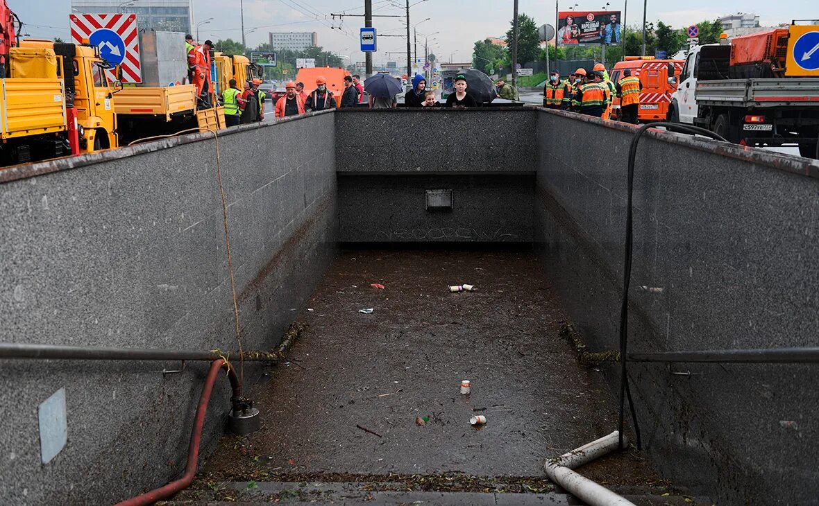 Сильные новости в москве. 20.06.2020 Варшавское шоссе Москва затопило. Чертаново потоп. Потоп в Москве 20 июня 2020. Затопило Варшавское шоссе.