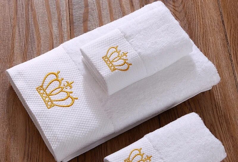 Украли полотенце. Полотенца для гостиниц. Полотенце с логотипом. Полотенца и халаты для гостиниц. Полотенце с логотипом отеля.