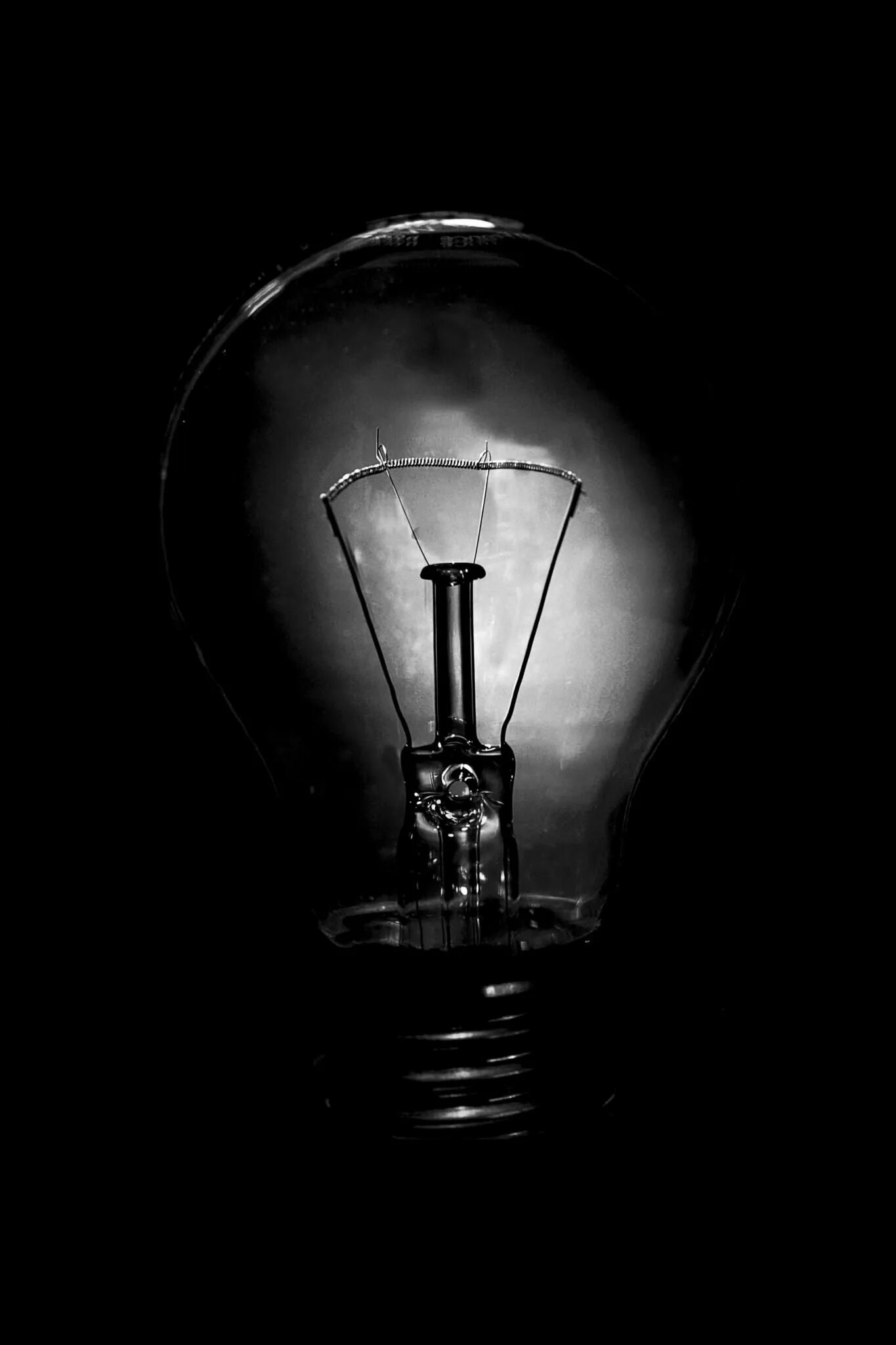 Эффект свечения белого. Свет на темном фоне. Свет от лампы на черном фоне. Глубокие темные цвета. Свет черного цвета.