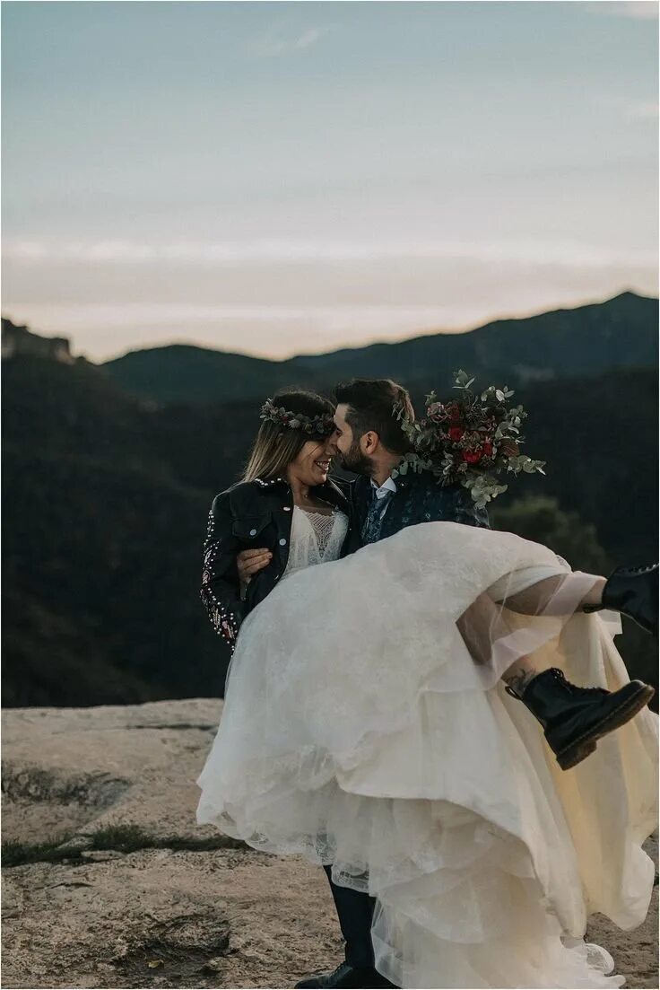 Свадебное платье в стиле рок-н-ролл. Жених в стиле гранж. 4 свадьбы в стиле рок. Свадьба в стиле рок вечеринки. Свадьба в стиле рок.