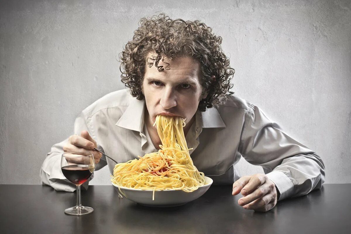 Мужчина ест спагетти. Человек уплетает макароны фото. Мужчина ест курицу и лапшу. Парень доел макароны. Senza che