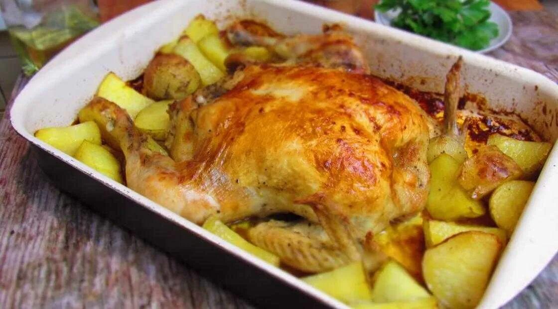 Курица в духовке. Запеченная курица с картошкой в духовке. Курица с картошкой в духовке с корочкой. Курица запеченная с картоф.