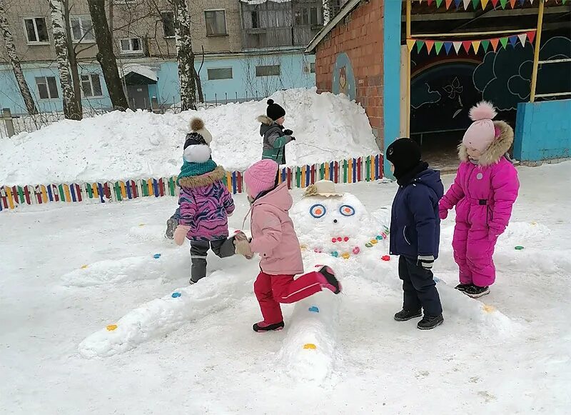 Зимние постройки оригинальные. Фигуры из снега. Необычные снежные постройки в детском саду. Снежный городок эколят. Снежные постройки.
