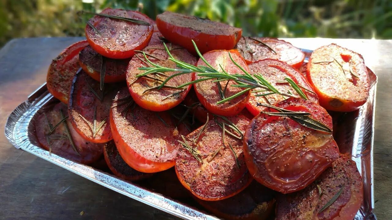 Копченые томаты. Копченые томаты черри. Вяленые копченые помидоры. Томаты с подкопченной. Копчение томатов.