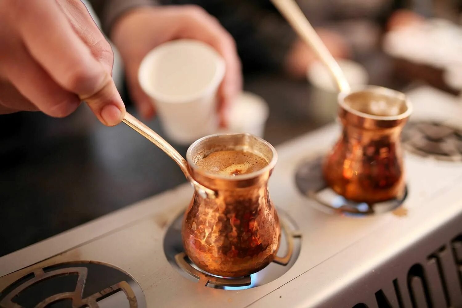 Лучший турецкий кофе. Кофе в турке. Турка для кофе. Турецкий кофе. Кофе по турецки.