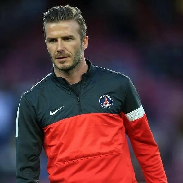 Famous player. Дэвид Бекхэм. Бекхэм Мэсси. Beckham футболист. David Beckham футболист.