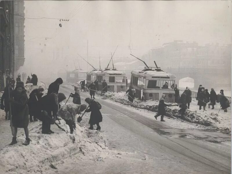 Ленинград в первые годы блокады. Блокада Ленинграда зима 1941. Блокада Ленинграда зима 1942. Суровая зима Ленинградской блокады.