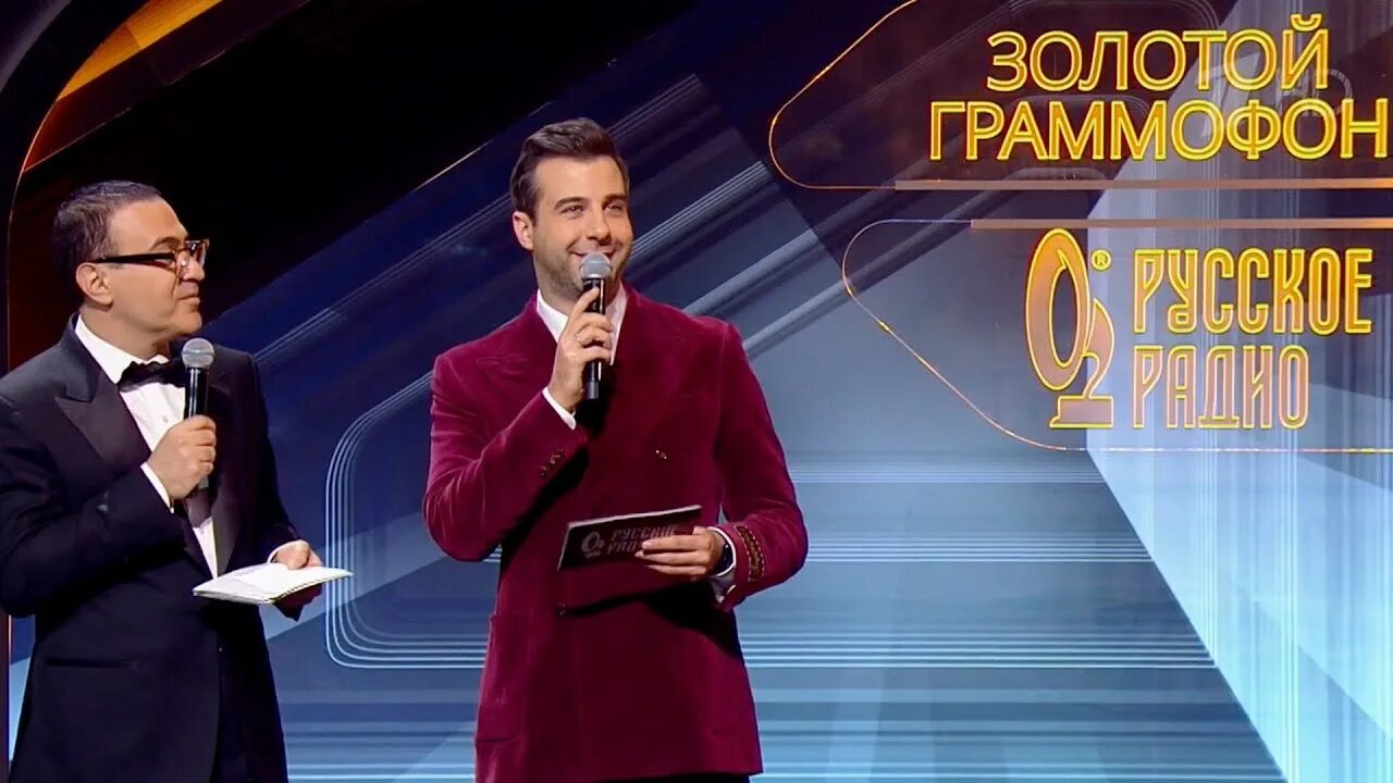 Головка граммофона pathe. Золотой граммофон статуэтка. Граммофон 3d. Индийский граммофон. Архив граммофон хит.