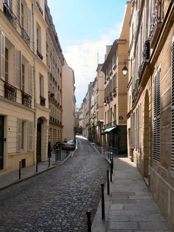 С этой улице нужно было. Улица Сервандони Париж. Улица могильщиков в Париже. Улочки Парижа в трех мушкетерах. Улица Вожирар в Париже.