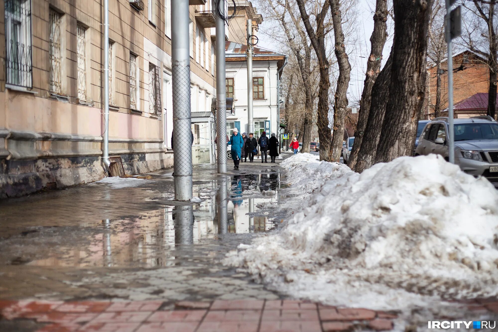 Когда примерно растает снег. Снег в Иркутске 2022. Таяние снега в городе. Тает снег в городе.